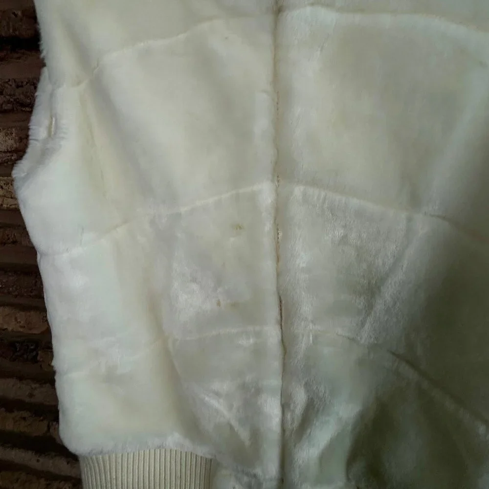 Old Navy Faux Fur Girls Vest White Furry Fuzzy Cozy Size XXL Fits a Small Woman